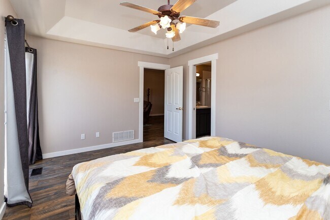 Building Photo - Bright and Airy 2-Bedroom Condo in Charmin...