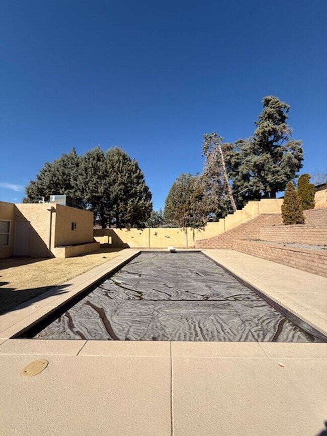 Building Photo - Beautiful NE Heights Neighborhood Executive style home with a Large back yard that has a full siz...