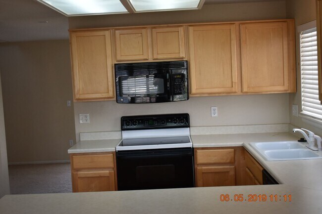 Building Photo - Large Parker Home 3 bed, 3 bath Nearly 2K ...