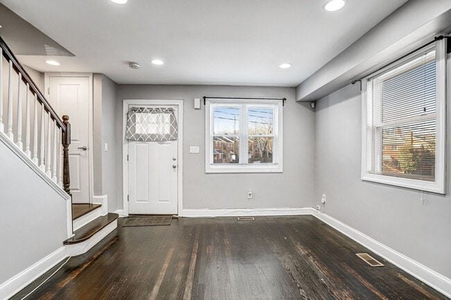 Building Photo - Bright and Beautiful Benning Ridge Abode