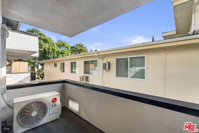 Building Photo - 1425 N Harper Ave