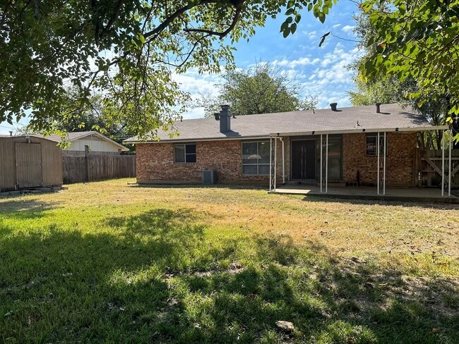 Building Photo - 3 Bedroom / 2 Bath / 2 Car Garage in Quiet...
