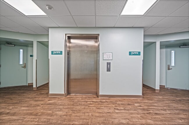 Building Photo - 6102 Seawall Blvd