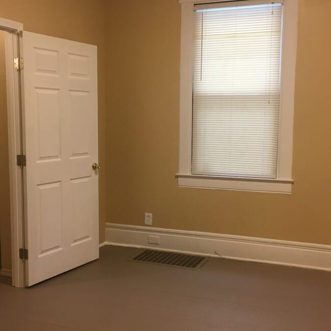 Building Photo - Large 3 bedroom one bath home