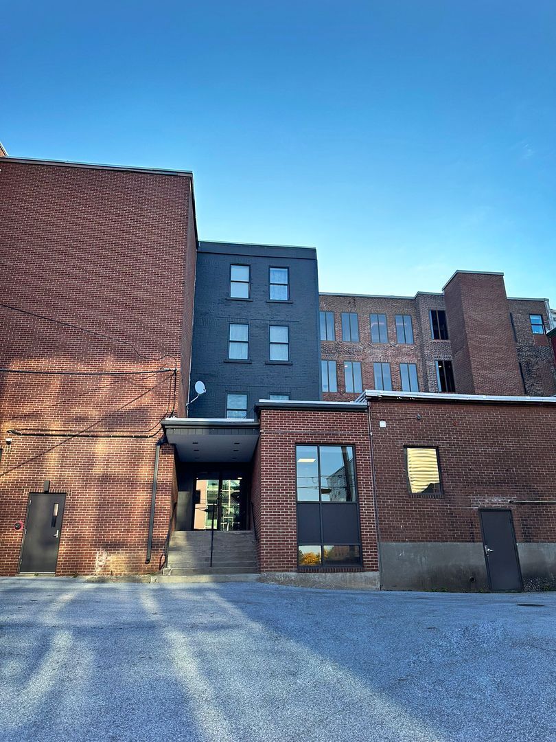 Building Photo - 8 N Main St