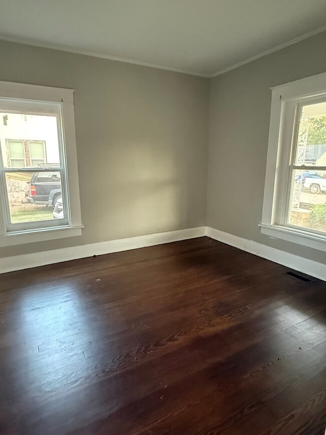 Building Photo - 808 E Oak St