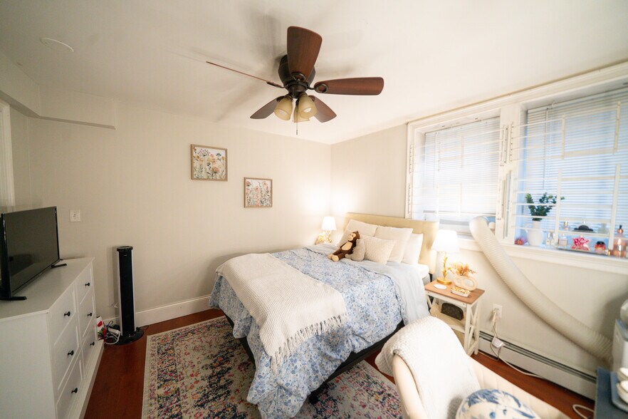 Building Photo - 717 Parker St