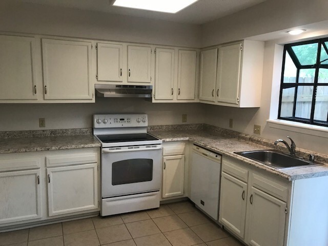 Building Photo - Excellent Town Home Near Campus!