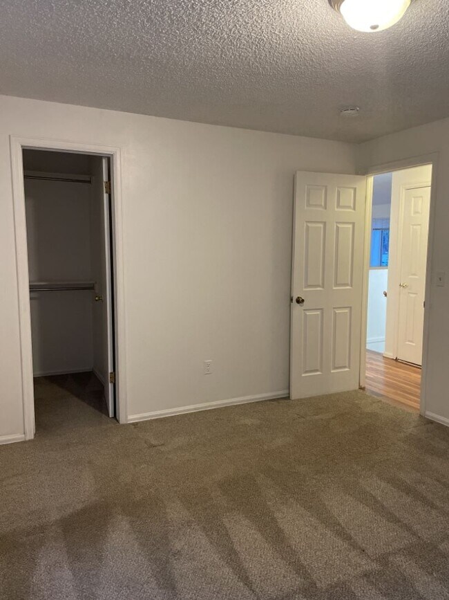 Building Photo - Start a Lease by 4/17 and get $250 off 1st Month!