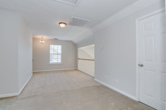 Building Photo - 3 Bedroom 2.5 Bath Townhouse