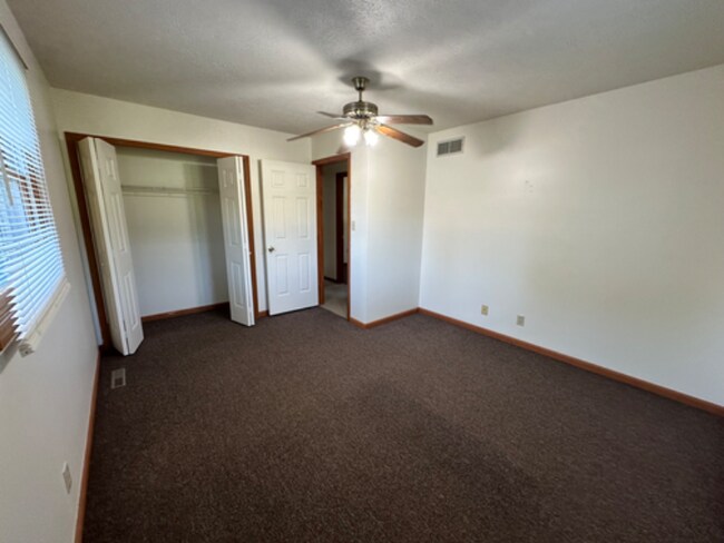 Building Photo - 501 S Apple Rd