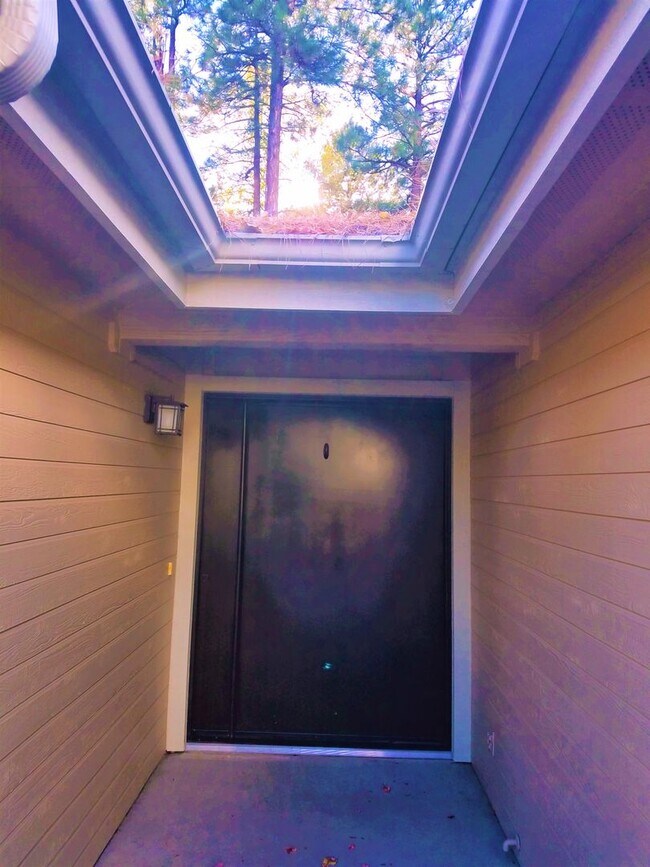 Building Photo - Beautiful Boulder Pointe Home! 3bd / 2ba + Office - No Students! - Small Pets Considered!! Avail....