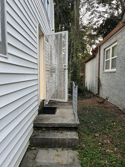 Private entrance - 761 Kennolia Dr SW