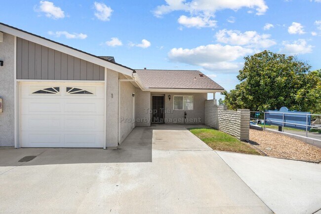 Building Photo - Beautiful Single-Story End Unit in Vista d...