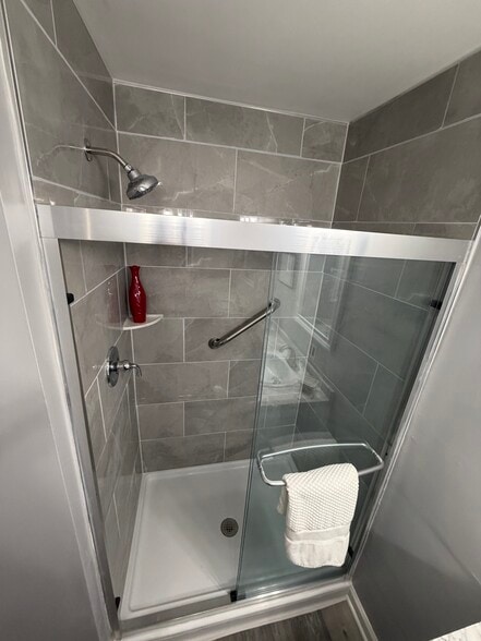 Main bathroom - 102 Stone Hurst Ct