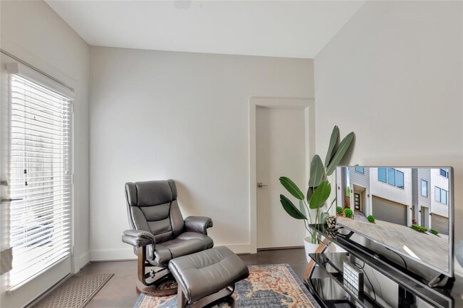 Building Photo - 3210 N MacGregor Way