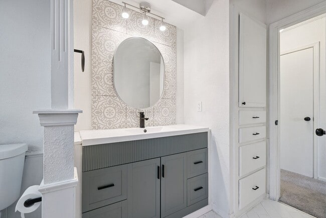 Building Photo - 3-Bedroom Home Near Dining, Shopping & Broadway Extension