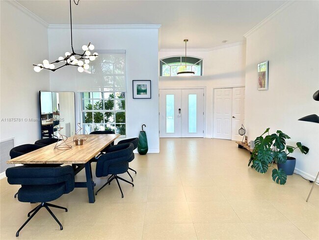 Building Photo - 656 Verona Pl