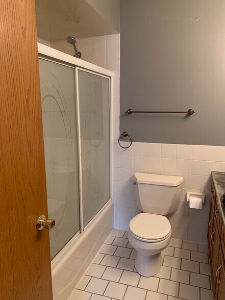 Building Photo - 8826 N Chester Ave