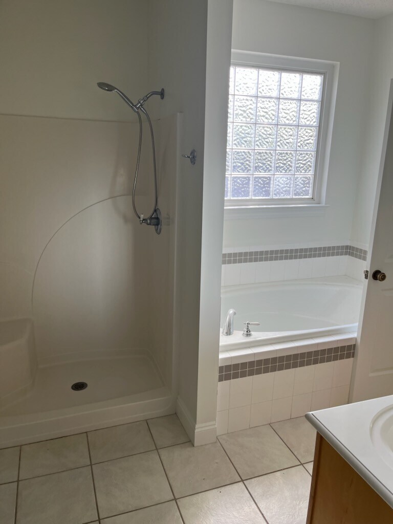 Building Photo - 4034 Oak Forest Dr