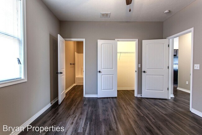 Building Photo - 3 br, 3 bath House - 1133 E. Loren
