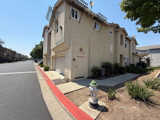 Building Photo - Lovely Laguna Pointe Condo!