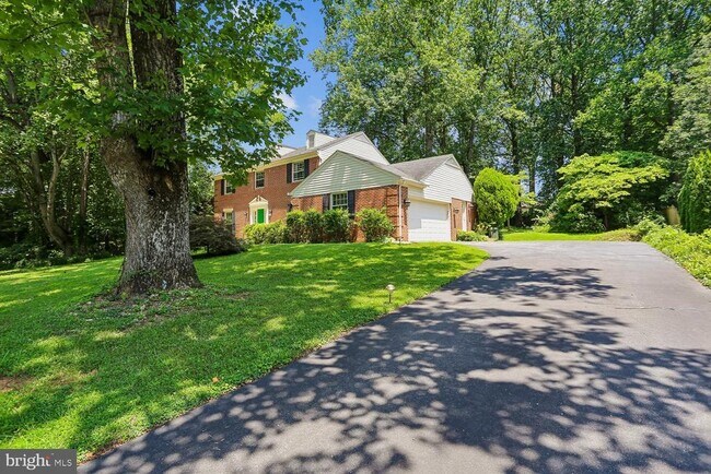 Building Photo - 903 Ridge Dr
