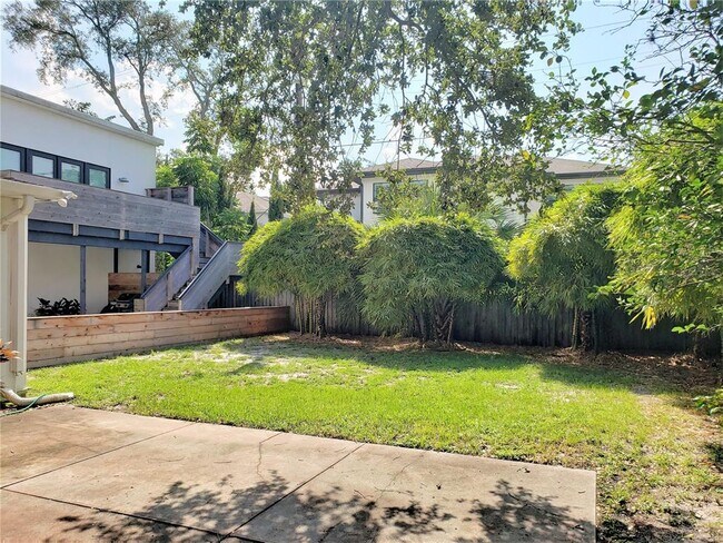 Building Photo - 707 S Lois Ave