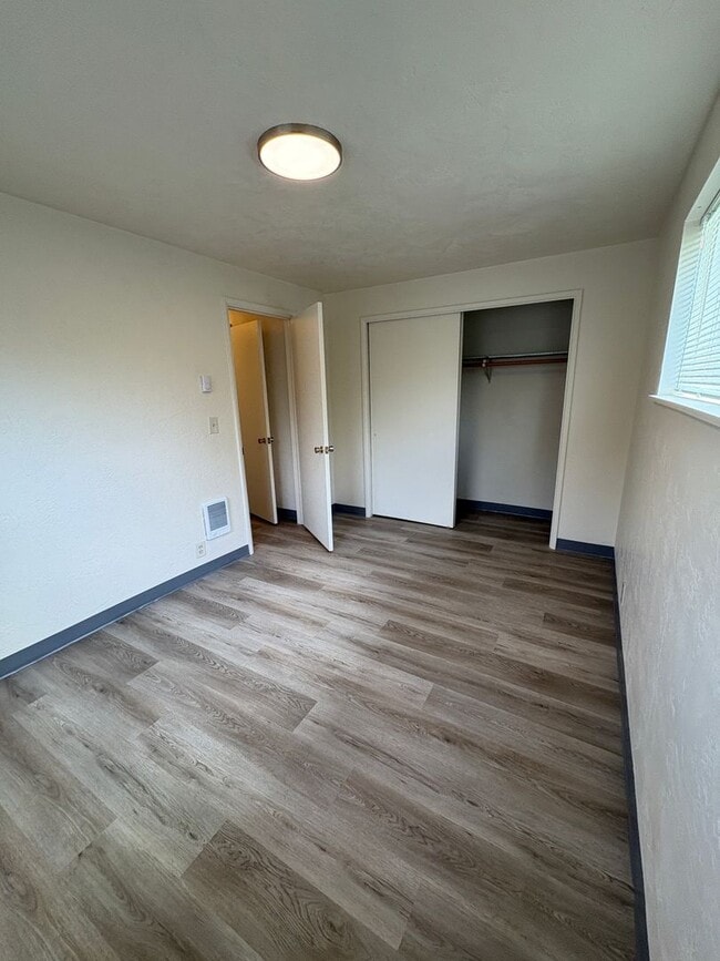 Building Photo - Updated 2BD/1BA Duplex in Cal Young Neighborhood