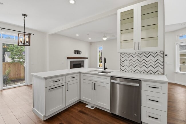 Building Photo - 3Bd/2.5Ba Edmonds Townhome