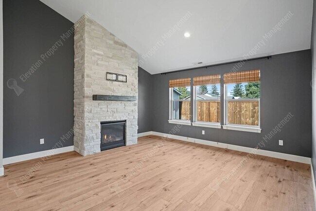 Building Photo - 3BR - 2BA Modern Living in a Quiet Cul-de-Sac