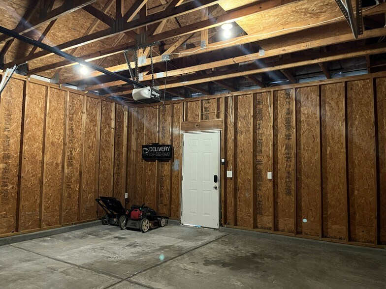 Building Photo - 527 Dubois Ct