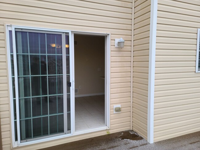 Building Photo - 3 Bedroom 2 1/2 bath end unit Townhome for...