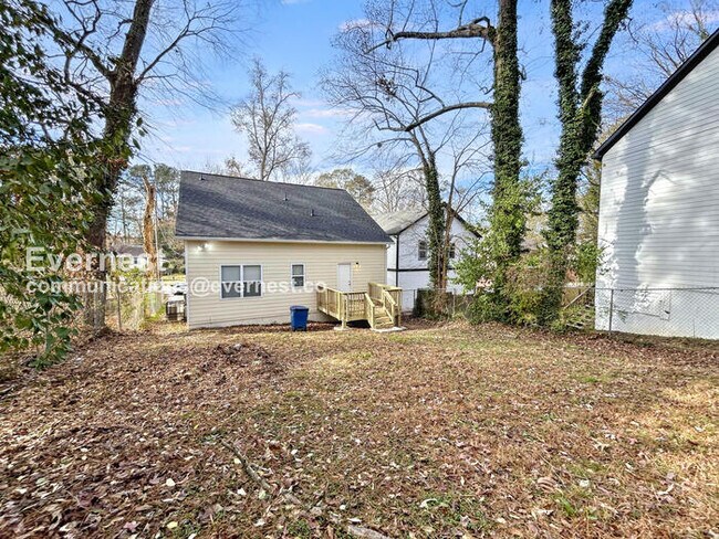 Building Photo - Fast-Track Savings /6 Bed, 3 Bath Home with Fenced Yard & Off-Street Parking / Pet-Friendly / Ava...