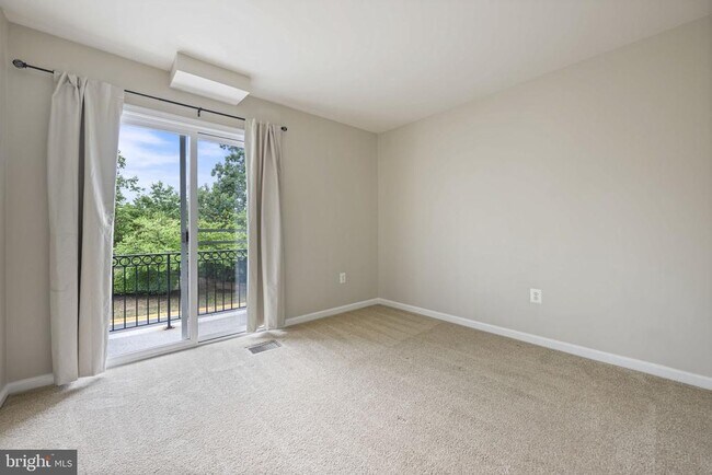 Building Photo - 15555 John Diskin Cir