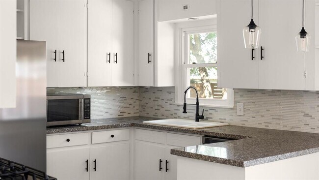 Building Photo - 2118 Fordham Ln