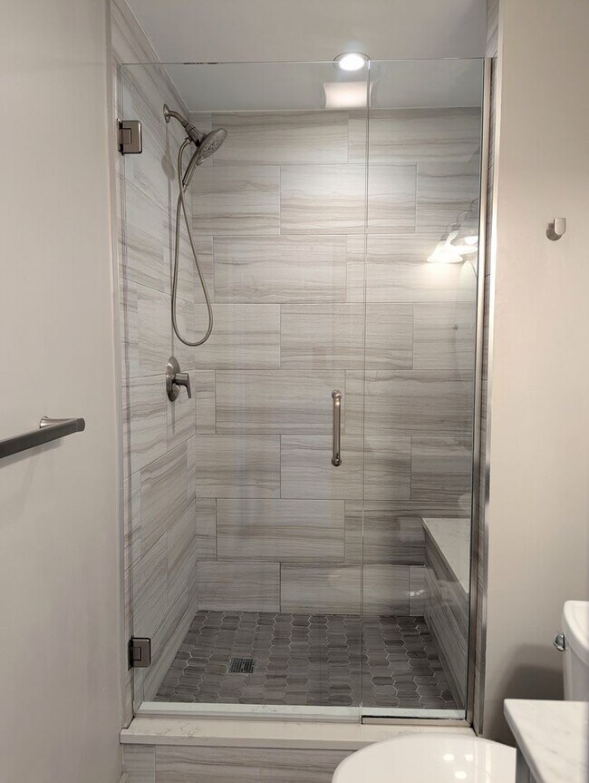 Building Photo - 3 Bedroom 2 Bathroom Single Family Home (L...