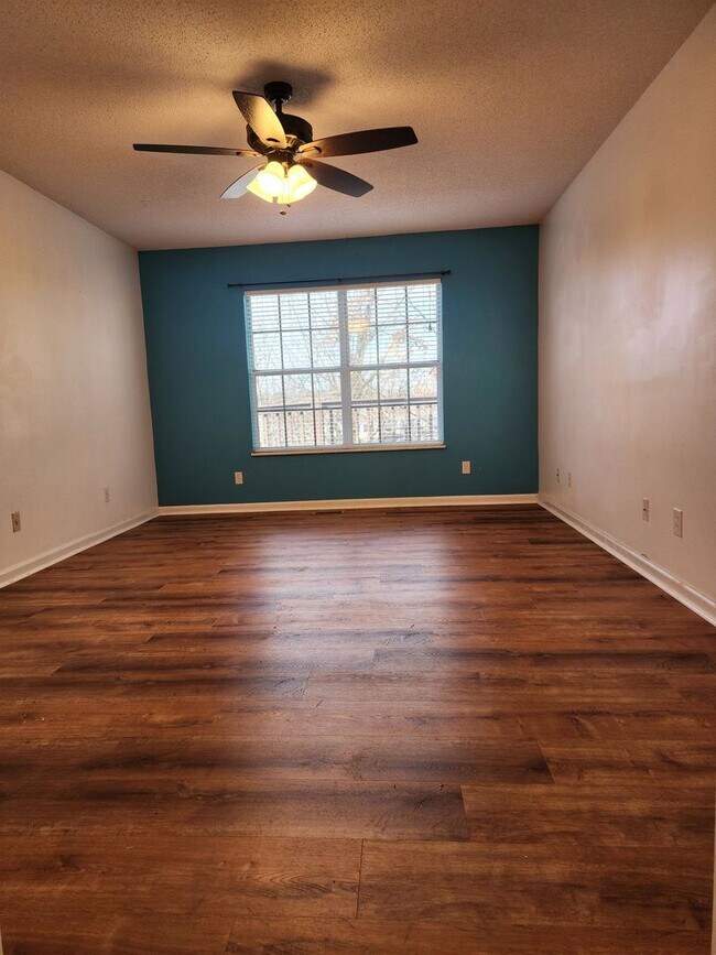 Building Photo - Maryville 37801- 3 bed 2.5 bath condo - call Tom Parry 865-607-3649