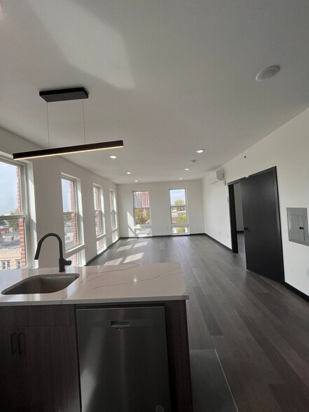 Building Photo - 130 Mallory Ave