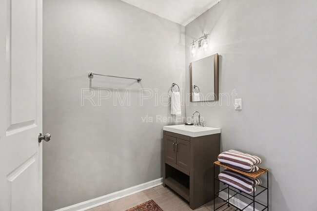 Building Photo - 1360 Smith St SE