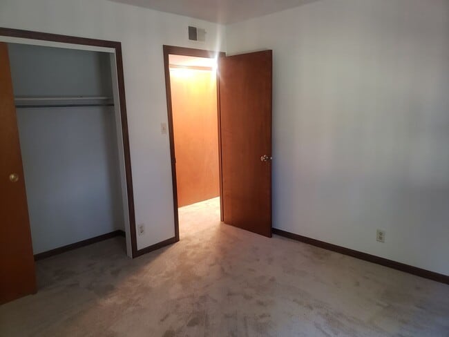 Building Photo - 2 Bedroom (with bonus craft room/ office) Condominium in Coralville.