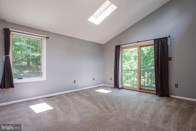 Building Photo - 1619 Summit Dr