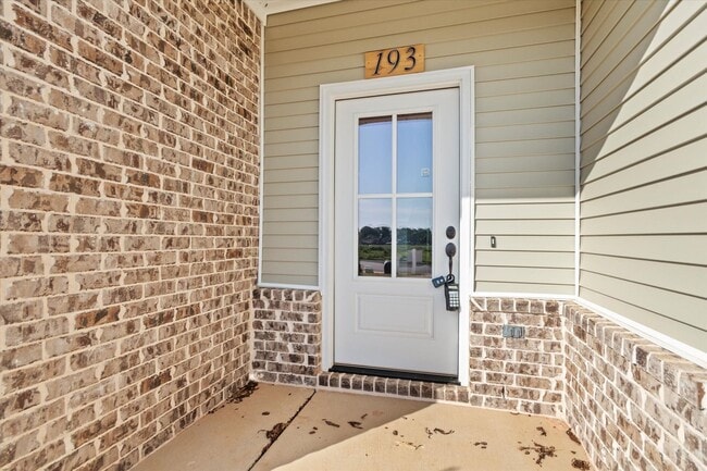 Building Photo - MOVE IN Special....1st Month's Rent Free!!!