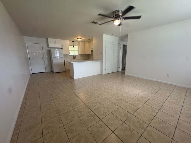 Building Photo - Newly remodeled 2-bedroom, 1-bath duplex in DeFuniak Springs