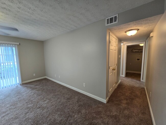 Building Photo - Available IMMEDIATELY!! Updated, 2 Bedroom...