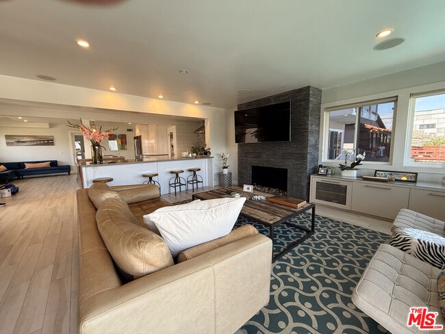 Building Photo - 200 Larsson St