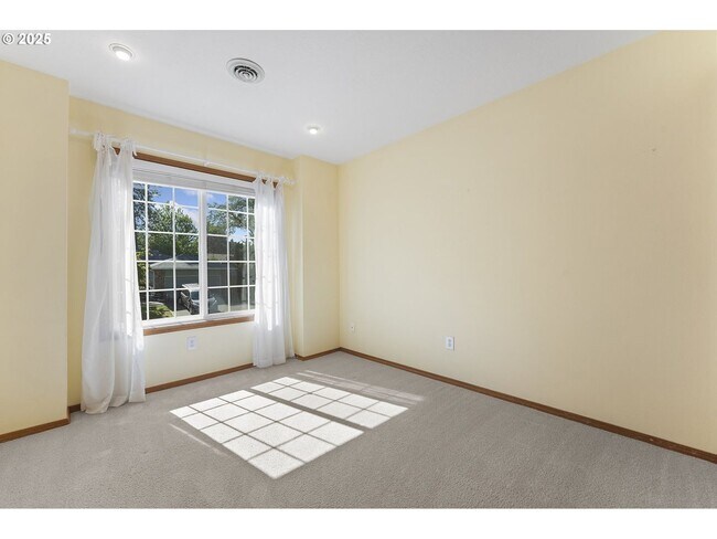 Building Photo - 3-Bedroom Home with Granite Kitchen, Family Room & Private Deck