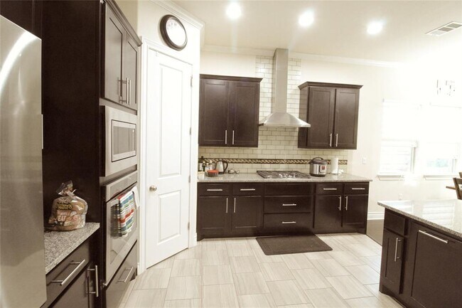 Building Photo - 15100 Iveans Way