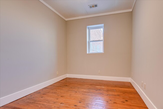 Building Photo - 828 Broad St