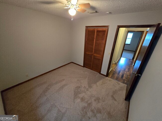 Building Photo - 425 Sunnyside Dr